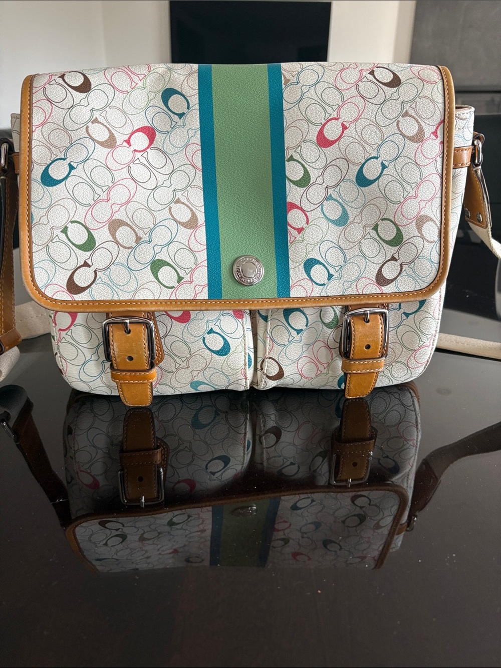 COACH Chelsea White with multicolore Signature logo, crossbody messenger.